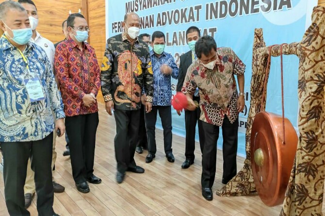 Wakil Bupati, Syah Afandin bersama Wakil Walikota Binjai, Amir Hamzah memukul gong tanda dibukanya Muscab ke-II PERADI Langkat-Binjai, Sabtu (3/4/2021)