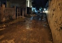 Air yang diduga limbah rumah tangga dari Perumahan Bisnis Bromo Center di Jalan Bromo Medan, mencemari kawasan pemukiman warga di Gang Mesjid Alhidayah, Kelurahan Binjai, Kecamatan Medan Denai.