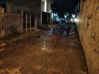 Air yang diduga limbah rumah tangga dari Perumahan Bisnis Bromo Center di Jalan Bromo Medan, mencemari kawasan pemukiman warga di Gang Mesjid Alhidayah, Kelurahan Binjai, Kecamatan Medan Denai.