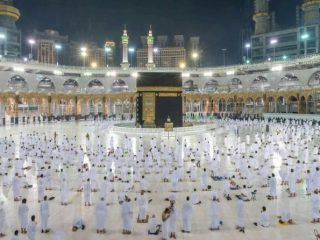Arab Saudi mengeluarkan aturan hanya orang yang sudah divaksin COVID-19 yang diizinkan untuk umrah. Kebijakan ini berlaku mulai Ramadhan 2021.
