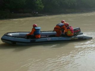 BPBD Langkat bersama pihak terkait terus mencari korban tenggelam di Sungai Pantai Mantul, Kecamatan Batang Serangan