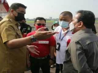 Walikota Medan, Muhammad Bobby Afif Nasution meninjau langsung pelaksanaan simulasi vaksinasi drive thru yang dilaksanakan Pemko Medan di eks Bandara Polonia Medan, Selasa (6/4/2021).
