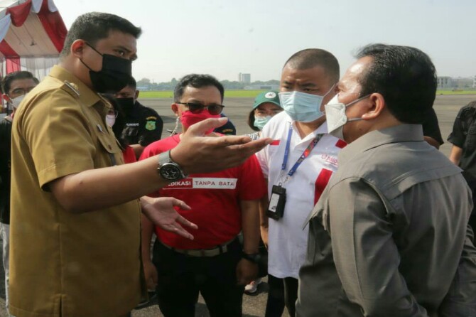 Walikota Medan, Muhammad Bobby Afif Nasution meninjau langsung pelaksanaan simulasi vaksinasi drive thru yang dilaksanakan Pemko Medan di eks Bandara Polonia Medan, Selasa (6/4/2021).