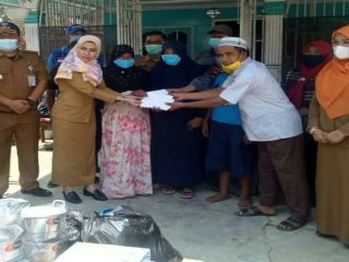 Pemkab Langkat serahkan bantuan korban kebakaran di Lingkungan IV, Kelurahan Pekan Tanjung Pura, Kecamatan Tanjung Pura, Kabupaten Langkat, Selasa (6/4/2021).