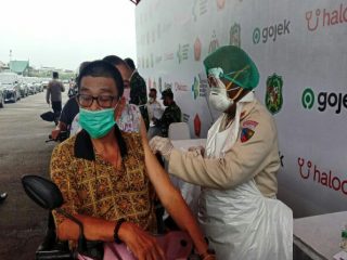 Pelaksanaan vaksinasi Drive thru yang dilaksanakan oleh Pemerintah Kota (Pemko) Medan di Pangkalan Udara (Lanud) TNI Soewondo secara resmi dibuka, Rabu (7/4/2021).