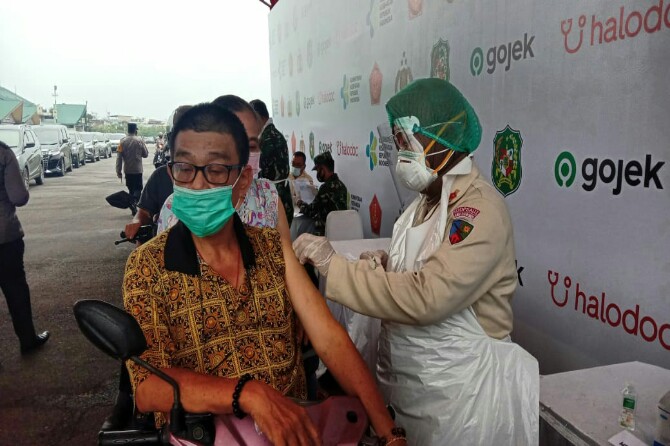 Pelaksanaan vaksinasi Drive thru yang dilaksanakan oleh Pemerintah Kota (Pemko) Medan di Pangkalan Udara (Lanud) TNI Soewondo secara resmi dibuka, Rabu (7/4/2021).
