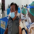 Sekitar ratusan warga lanjut usia (lansia) dari berbagai Kecamatan Kota Medan, mengikuti kegiatan vaksinasi di gedung Madinatul Hujjaj, Asrama Haji, Rabu (7/4/2021).