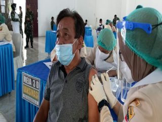 Sekitar ratusan warga lanjut usia (lansia) dari berbagai Kecamatan Kota Medan, mengikuti kegiatan vaksinasi di gedung Madinatul Hujjaj, Asrama Haji, Rabu (7/4/2021).