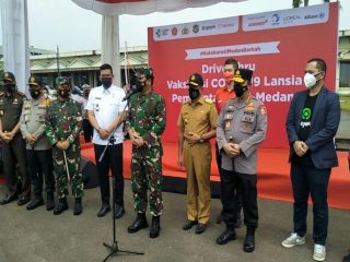 Panglima TNI Marsekal TNI Hadi Tjahjanto, Kapolri Jenderal Listyo Sigit Prabowo, Gubernur Sumatera Utara (Sumut) Edy Rahmayadi dan Walikota Medan Bobby meninjau pelaksanaan vaksinasi Drive thru yang dilaksanakan oleh Pemerintah Kota (Pemko) Medan di Pangkalan Udara (Lanud) TNI Soewondo, Rabu (7/4/2021).