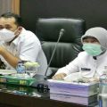 Wakil Walikota Medan, Aulia Rachman didampingi Kadis Ketahanan Pangan, Emilia Lubis saat memimpin rapat kestabilan harga dan bahan pokok di Kantor Walikota Medan, Rabu (7/4/2021)