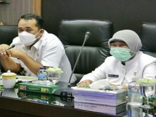 Wakil Walikota Medan, Aulia Rachman didampingi Kadis Ketahanan Pangan, Emilia Lubis saat memimpin rapat kestabilan harga dan bahan pokok di Kantor Walikota Medan, Rabu (7/4/2021)