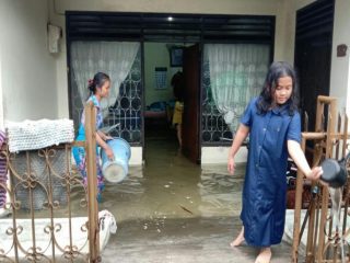 Hujan deras yang mengguyur Kota Medan dari Rabu (7/4/20201) siang hingga sore, merendam puluhan rumah warga di Jalan Arifin, Kelurahan Siti Rejo II, Kecamatan Medan Amplas.