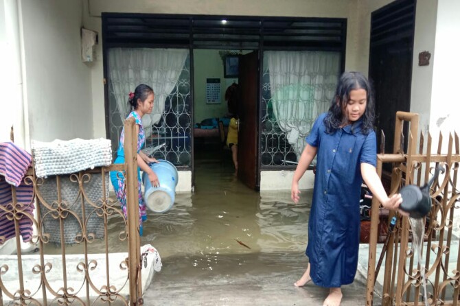 Hujan deras yang mengguyur Kota Medan dari Rabu (7/4/20201) siang hingga sore, merendam puluhan rumah warga di Jalan Arifin, Kelurahan Siti Rejo II, Kecamatan Medan Amplas.