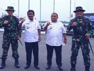 Bupati Langkat, Terbit Rencana PA berfoto bersama Plt Walikota Binjai, Amir Hamzah dan petinggi dari TNI