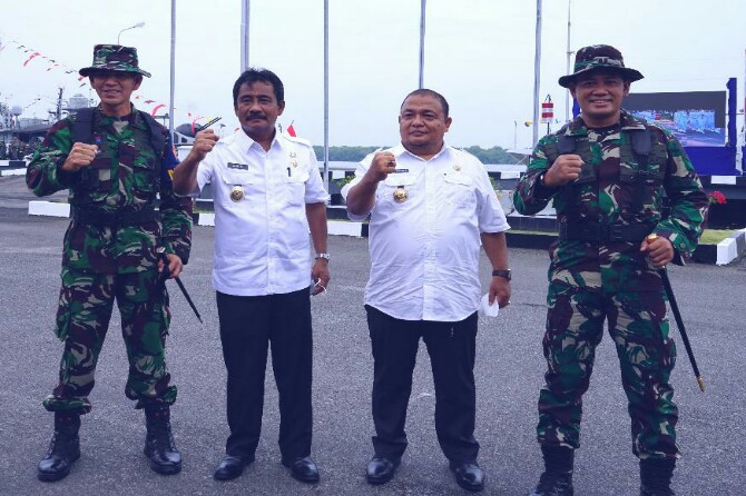 Bupati Langkat, Terbit Rencana PA berfoto bersama Plt Walikota Binjai, Amir Hamzah dan petinggi dari TNI