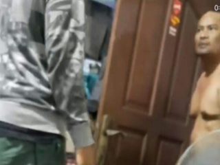 Pasca videonya viral, seorang ayah bertato yang hendak membunuh anaknya, kini telah kabur dari rumah.