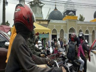 Menyambut bulan suci Ramadhan, ummat muslim di kota Medan melakukan tradisi ziarah makam, Sabtu (10/4/2021).