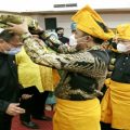 Wakil Walikota Medan, Aulia Rachman memakaikan tanjak kepada salah satu pengurus PD MABMI Medan