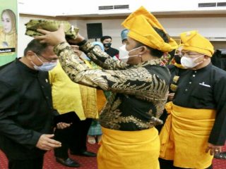 Wakil Walikota Medan, Aulia Rachman memakaikan tanjak kepada salah satu pengurus PD MABMI Medan