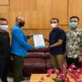 Pengurus DPP KNPI Syarif Ahmad menyerahkan SK pengesahan pergantian pengurus DPD KNPI Sumut periode 2020-2023 kepada Ketua DPD KNPI Sumut Ahmad Khairuddin didampingi Ketua Harian Swangro Lumbanbatu dan Wakil Ketua Edison Tamba, di Jakarta, Jumat (9/4/2021).