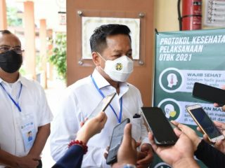 Rektor USU, Muryanto Amin usai meninjau pelaksanaan UTBK-SBMPTN 2021 mengatakan bahwa ujian dilaksanakan dalam dua gelombang