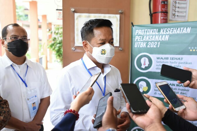 Rektor USU, Muryanto Amin usai meninjau pelaksanaan UTBK-SBMPTN 2021 mengatakan bahwa ujian dilaksanakan dalam dua gelombang