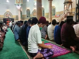 Masjid Raya Al- Mashun Senin (12/4/2021) malam menggelar Salat Tarawih pertama di Ramadan 1442 Hijriah setelah Kementerian Agama (Kemenag) menetapkan awal puasa dimulai Selasa besok.