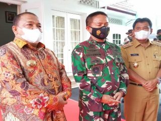 Bupati Langkat, Terbit Rencana PA bersama Dandim 0203/Langkat, Letkol Inf Wisnu Joko Saputro dan Plt Walikota Binjai, Amir Hamzah menyambut Pangdam I/BB Mayjend TNI Hassanudin di Rumah Dinas Walikota Binjai, Jalan Veteran, Senin (12/4/2021).