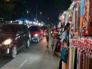 Meski telah beberapa kali di tertibkan, belasan lapak pedagang kaki lima (PKL) tetap menjajakkan dagangannya di sepanjang Jalan Gedung Arca, Teladan Barat, Kecamatan Medan Kota.