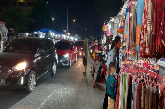 Meski telah beberapa kali di tertibkan, belasan lapak pedagang kaki lima (PKL) tetap menjajakkan dagangannya di sepanjang Jalan Gedung Arca, Teladan Barat, Kecamatan Medan Kota.