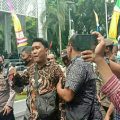 Seorang pria berpakaian batik coklat tiba-tiba berteriak dari lantai 2 ruang paripurna saat Edy Rahmayadi sedang memberikan sambutannya