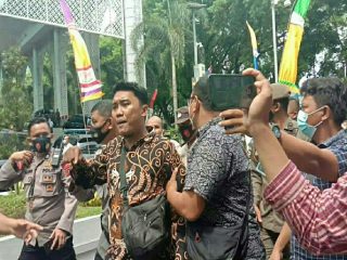 Seorang pria berpakaian batik coklat tiba-tiba berteriak dari lantai 2 ruang paripurna saat Edy Rahmayadi sedang memberikan sambutannya