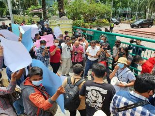 Sejumlah wartawan di Kota Medan melakukan aksi di depan kantor Walikota Medan Jalan Kapten Maulana Lubis, Kamis (15/4/2021).