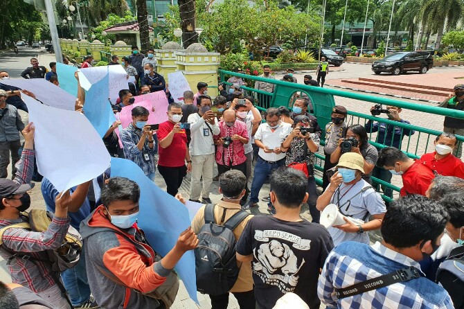 Sejumlah wartawan di Kota Medan melakukan aksi di depan kantor Walikota Medan Jalan Kapten Maulana Lubis, Kamis (15/4/2021).