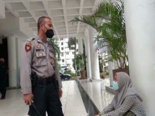 Sejumlah pengawal mengusir sejumlah wartawan yang hendak melakukan tugas peliputan di Kantor Wali Kota Medan, Rabu (14/4/2021).