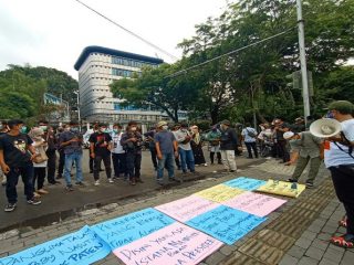 Puluhan wartawan dari berbagai media cetak, online dan elektronik kembali melakukan aksi di depan kantor Walikota Medan, Jalan Kapten Maulana Lubis, Jumat (16/4/2021).