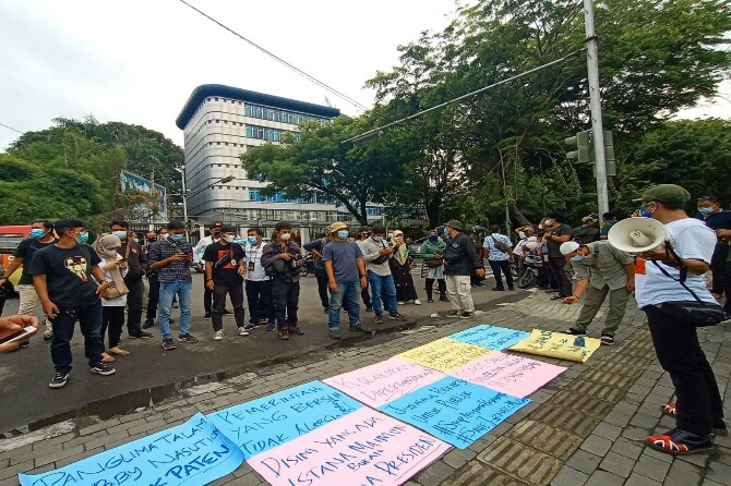 Puluhan wartawan dari berbagai media cetak, online dan elektronik kembali melakukan aksi di depan kantor Walikota Medan, Jalan Kapten Maulana Lubis, Jumat (16/4/2021).