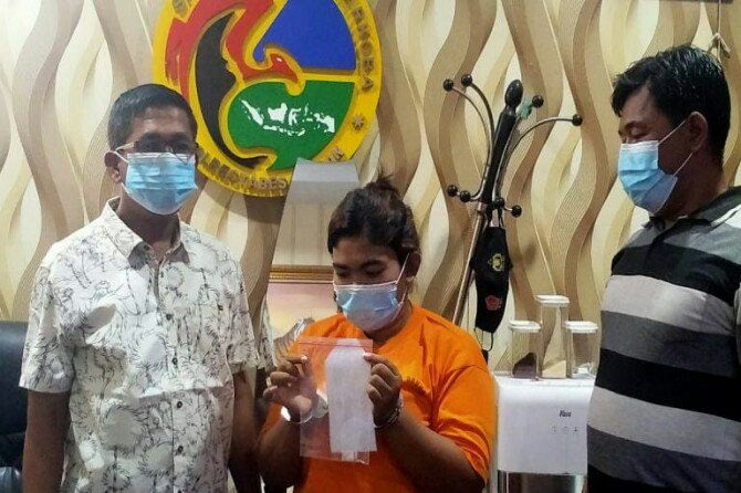 Seorang Ibu Rumah Tangga (IRT) berinisial RS, 29, warga Kelurahan Pulo Brayan Kota, Kecamatan Medan Barat, ditangkap tim Sat Res Narkoba Polrestabes Medan karena menjadi pengedar sabu.