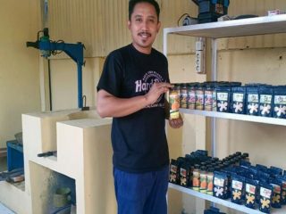 Pelaku usaha kecil menengah (UKM) UD Sinar Baru di Limapuluh, Kabupaten Batubara, Sumatera Utara (Sumut) mengolah kunyit asam dan bandrek jahe menjadi minuman herbal bermerk "Joeli" kemasan botol 200 ml.