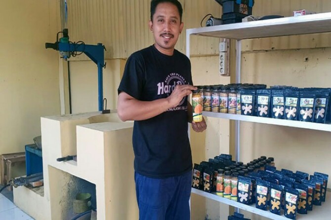 Pelaku usaha kecil menengah (UKM) UD Sinar Baru di Limapuluh, Kabupaten Batubara, Sumatera Utara (Sumut) mengolah kunyit asam dan bandrek jahe menjadi minuman herbal bermerk "Joeli" kemasan botol 200 ml.