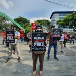 Wartawan media cetak, online dan elektronik yang tergabung dalam Forum Jurnalis Medan (FJM) kembali menggelar unjuk rasa mengecam sikap arogansi pengamanan Walikota Medan Bobby Nasution, Senin (19/4/2021).
