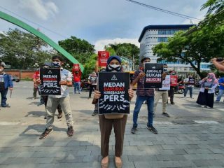 Wartawan media cetak, online dan elektronik yang tergabung dalam Forum Jurnalis Medan (FJM) kembali menggelar unjuk rasa mengecam sikap arogansi pengamanan Walikota Medan Bobby Nasution, Senin (19/4/2021).