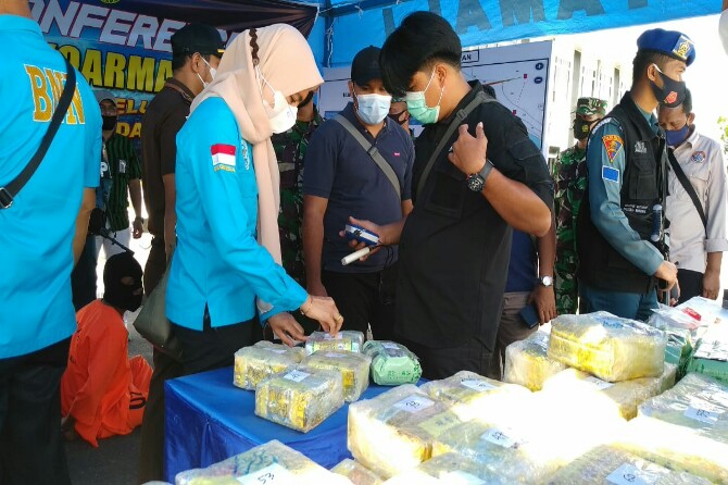 Angkatan Laut (AL) berhasil menggagalkan penyelundupan ratusan kilogram (kg) Narkoba yang diduga dibawa dari Malaysia di Perairan Muara Sungai Asahan, Sumatera Utara. Minggu (18/4/21).