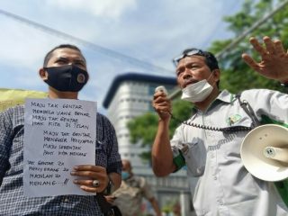 Puluhan karyawan PD Pasar Kota Medan berseragam dinas mendatangi Kantor Walikota Medan di Jalan Kapten Maulana Lubis, Selasa (20/4/2021).