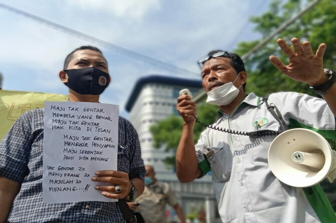 Puluhan karyawan PD Pasar Kota Medan berseragam dinas mendatangi Kantor Walikota Medan di Jalan Kapten Maulana Lubis, Selasa (20/4/2021).