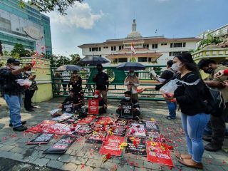 Massa dari Forum Jurnalis Medan (FJM) kembali melakukan aksi unjuk rasa di depan kantor Wali Kota Medan, Jalan Kapten Maulana Lubis, Rabu (21/4/2021) siang.