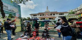 Massa dari Forum Jurnalis Medan (FJM) kembali melakukan aksi unjuk rasa di depan kantor Wali Kota Medan, Jalan Kapten Maulana Lubis, Rabu (21/4/2021) siang.