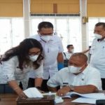 Bupati Langkat, Terbit Rencana PA berdiskusi dengan Plt Kadis Kesehatan Langkat di sela-sela rapat PPKM di Aula T Rizal Nurdin Rumah Dinas Gubsu, Rabu (21/4/2021)