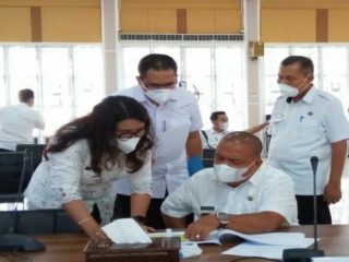 Bupati Langkat, Terbit Rencana PA berdiskusi dengan Plt Kadis Kesehatan Langkat di sela-sela rapat PPKM di Aula T Rizal Nurdin Rumah Dinas Gubsu, Rabu (21/4/2021)
