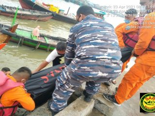 Jenazah Fuja Sugito (27), seorang anak buah kapal (ABK) yang hilang diperairan PT Inalum berhasil ditemukan, Jumat (23/4/2021) sekitar pukul 07.30 WIB.